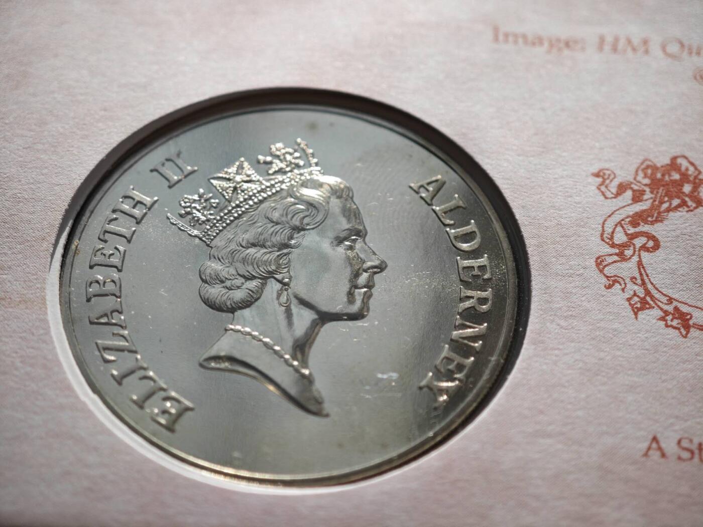 【淘币小摊】限时拍第八百零七拍  克朗币邮币封场  满百包邮可预留两周  周一统一发货   奥尔德尼1995年女王母亲95周岁5镑纪念币邮币封