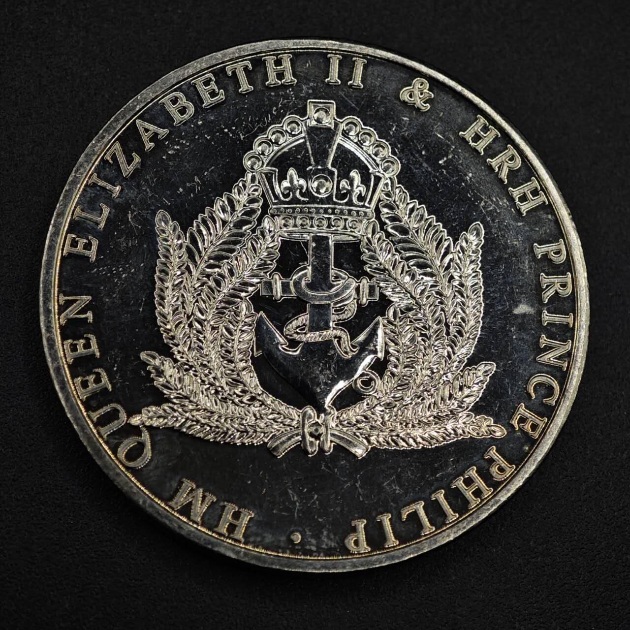 【淘币小摊】限时拍第八百零七拍  克朗币邮币封场  满百包邮可预留两周  周一统一发货    纽埃2011年女王大婚钻禧2元纪念币