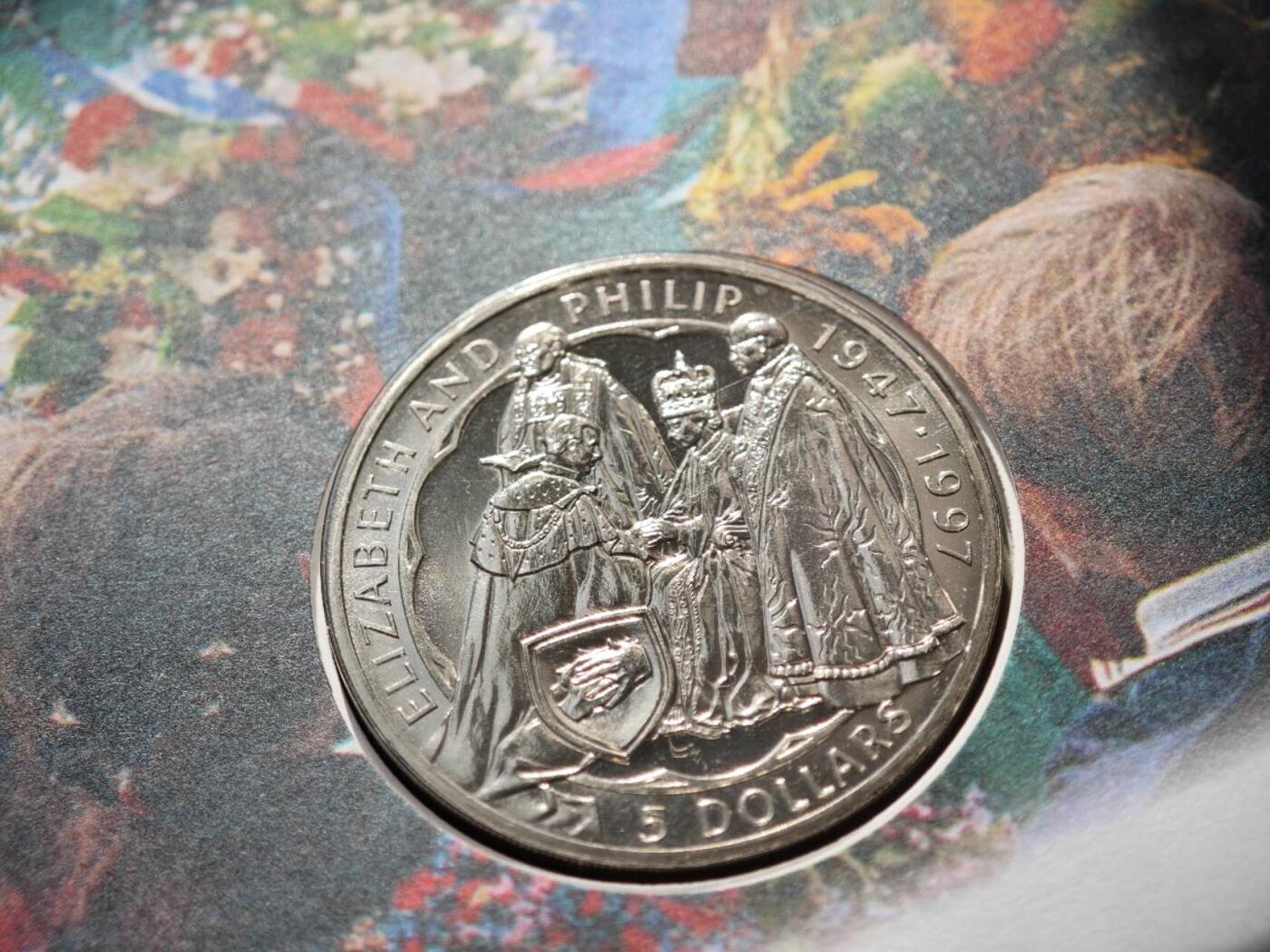 【淘币小摊】限时拍第八百零七拍  克朗币邮币封场  满百包邮可预留两周  周一统一发货   新西兰1997年女王金婚5元纪念币邮币封