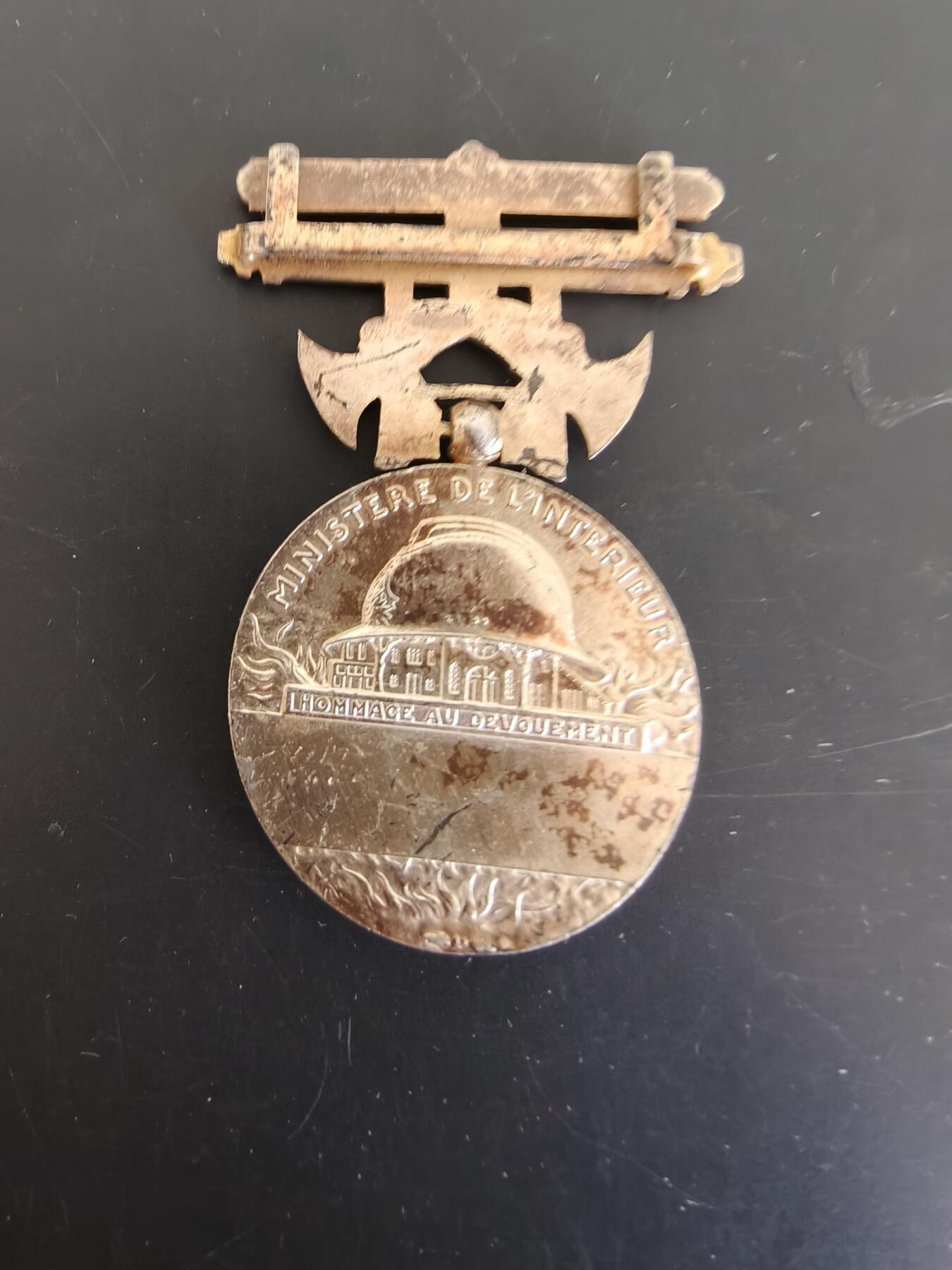 老王徽章第165期  法国金级消防员服役奖章    925银镀金材质    无绶带    19.8g