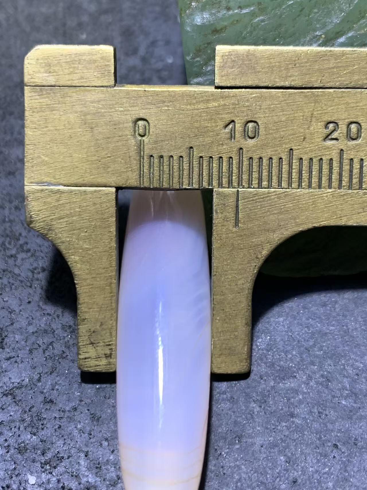 高玉化通货缠丝玛瑙桶珠一颗，，。