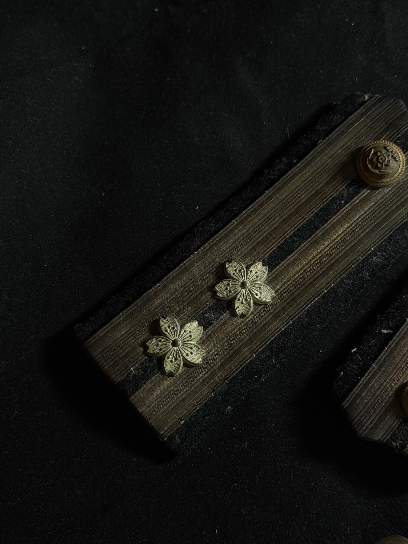 戎马世界章牌大赏第108期 勿忘国耻！日本海军中佐肩章、领章、腰带扣一组