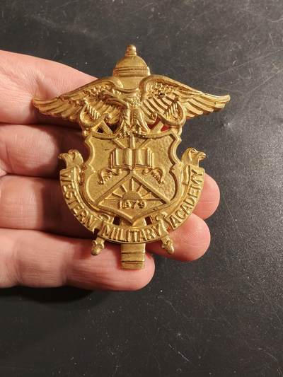 老王徽章第165期 - 美国西方军事学院大檐帽帽徽        许多著名人物曾就读于此 包括芝加哥奥黑尔国际机场的命名人 二战海军王牌 Edward O'Hare 第一颗原子弹投掷机“伊诺拉·盖伊”的飞行员 Paul Tibbets 将军