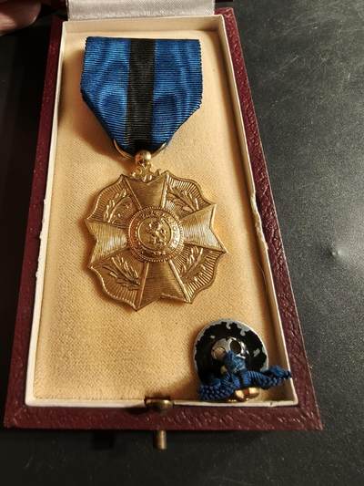 老王徽章第165期 - 比利时金级利奥波德二世奖章     早期单法语版    带略.   带原盒