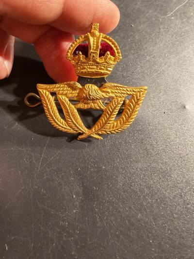 老王徽章第165期 - 英国皇家空军准尉大檐帽帽徽    二战时期     带插销