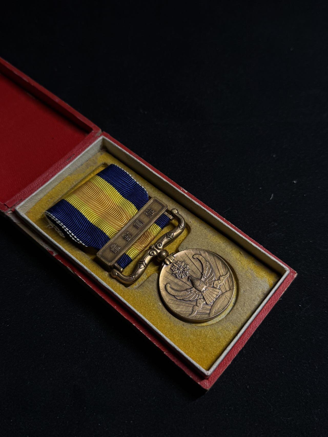 戎马世界章牌大赏第108期 无望国耻！伪满洲国国境事变从军记章，盒子有严重破损