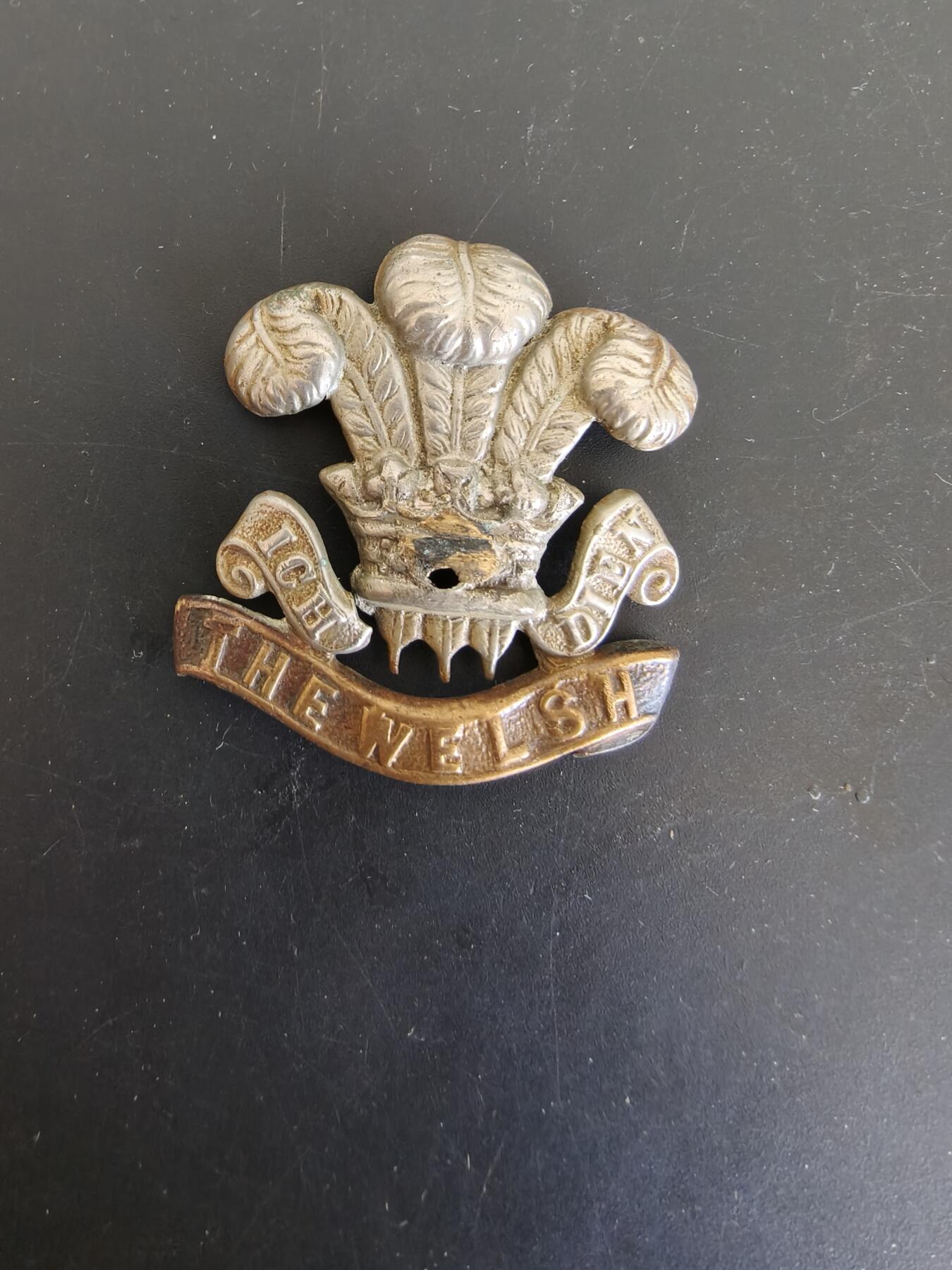 老王徽章第165期 英国威尔士步兵团帽徽    一战时期    背杆损坏