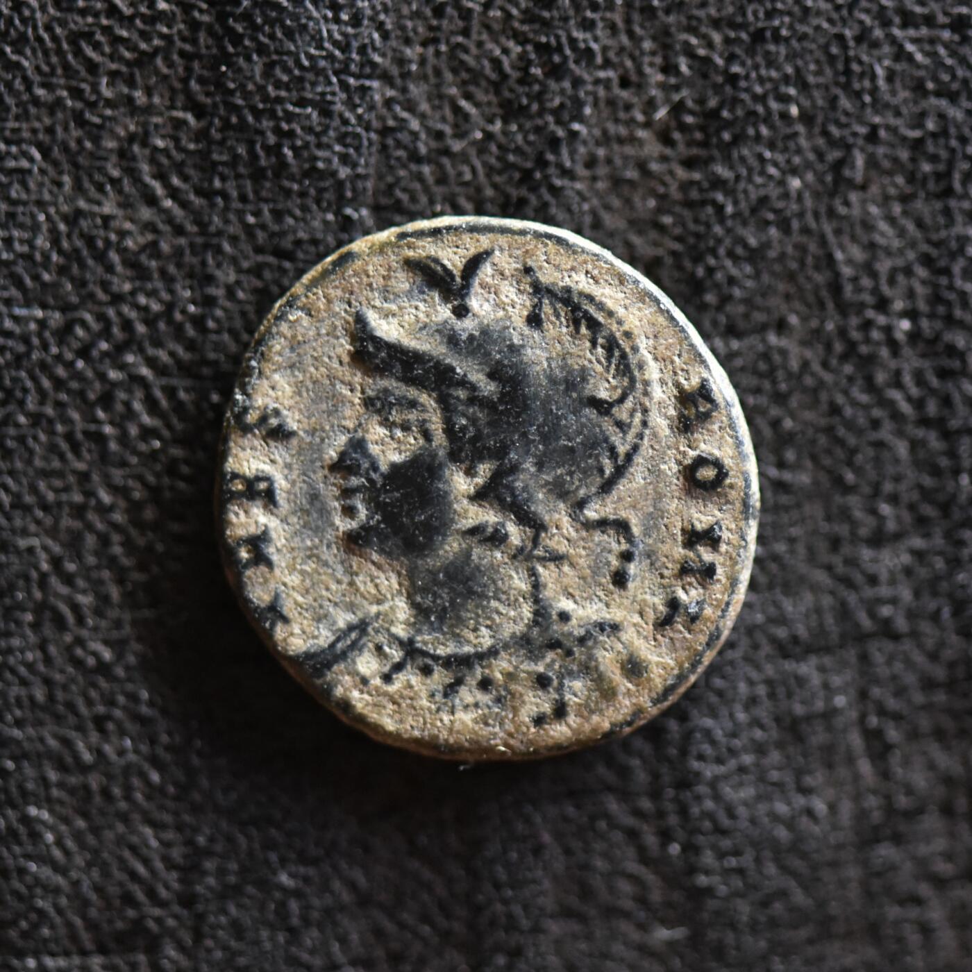 【良泉】第42期【自动场】12月4日晚19.30点开拍！99枚域外古代钱币专场  【美品】沙漠坑，公元330-340年【古罗马】君士坦丁大帝“母狼育婴”铜币，君士坦丁堡迁都纪念，1.77克