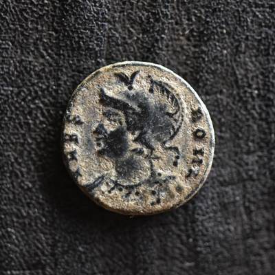 【良泉】第42期【自动场】12月4日晚19.30点开拍！99枚域外古代钱币专场  - 【美品】沙漠坑，公元330-340年【古罗马】君士坦丁大帝“母狼育婴”铜币，君士坦丁堡迁都纪念，1.77克