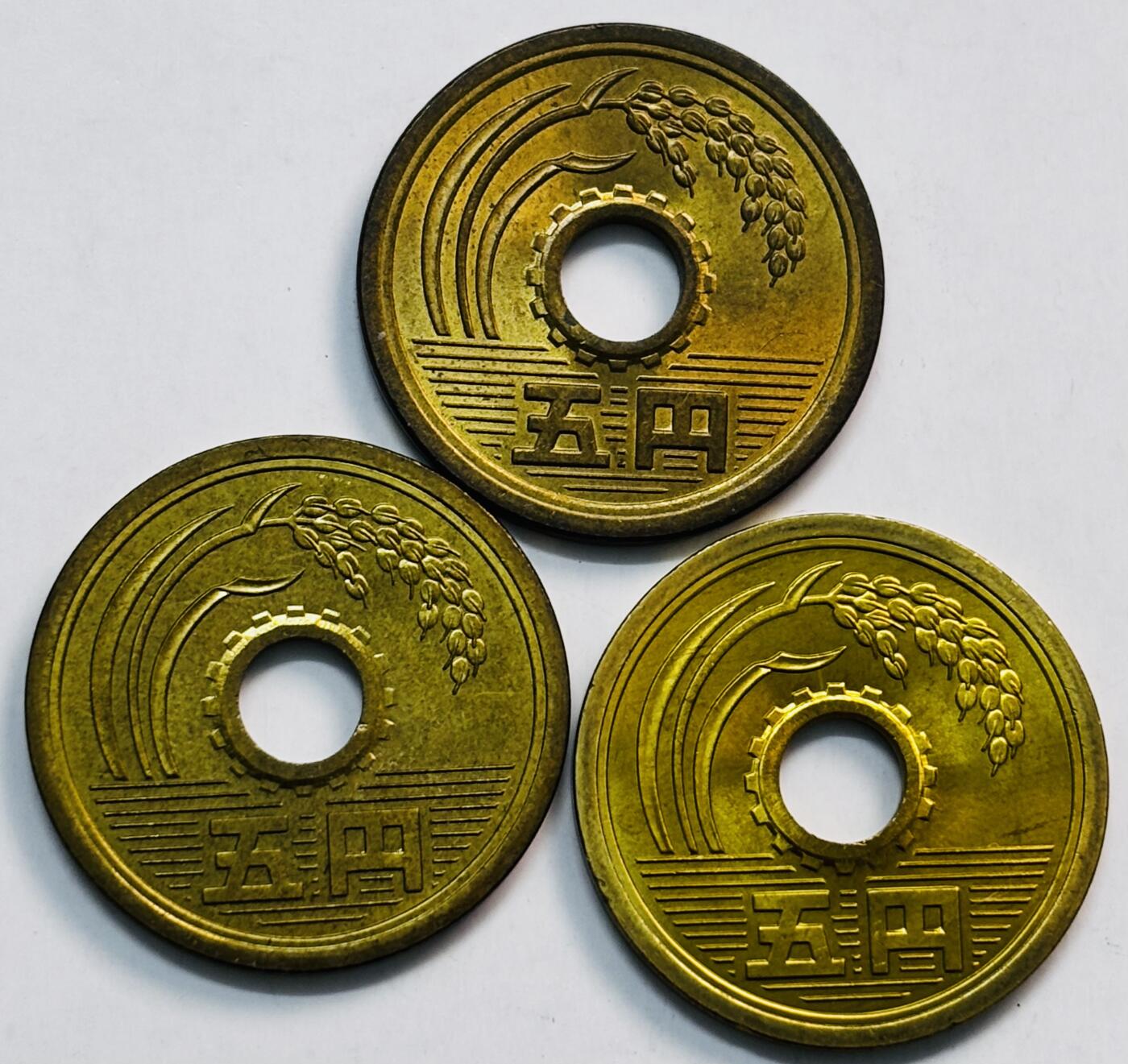 文馨钱币收藏第 282 场，【 长期接收代拍品】，加拿大老铜代用币，银币，德三系列场 全新日本昭和 49/59/60 年五元 3 枚