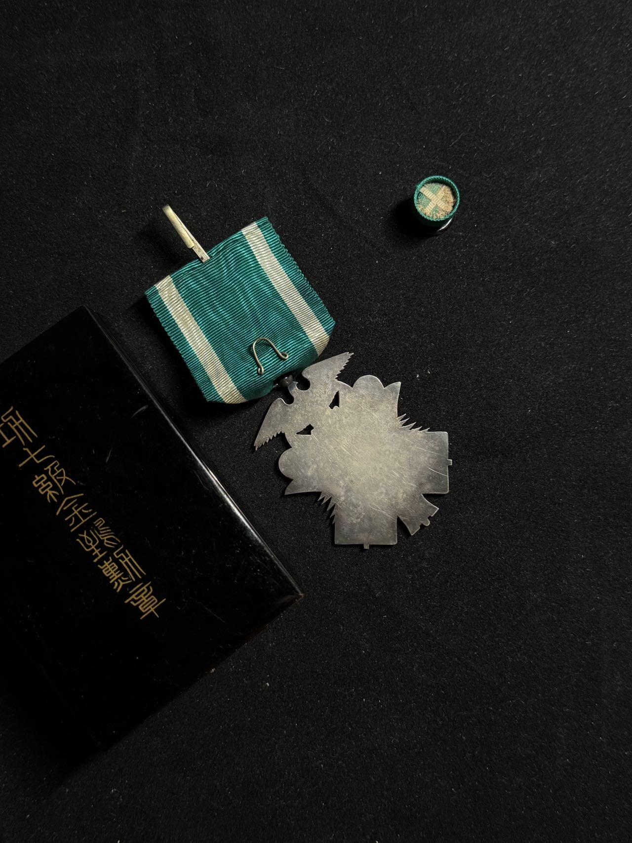 戎马世界章牌大赏第108期 功七级金鸱章，盒略齐全