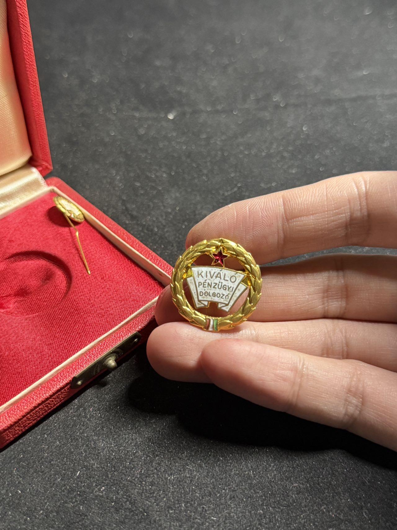 戎马世界章牌大赏第108期 匈牙利优秀金融师奖章