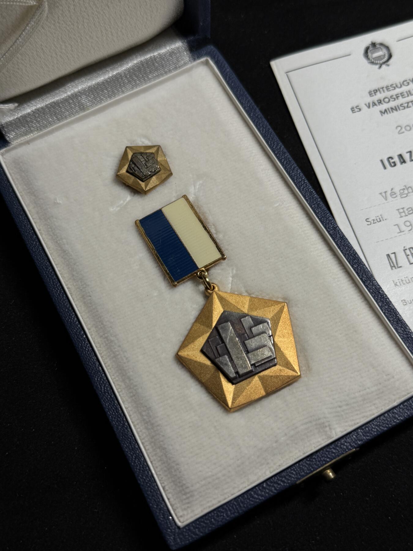 戎马世界章牌大赏第108期 匈牙利优秀建筑师奖章带佩戴许可证