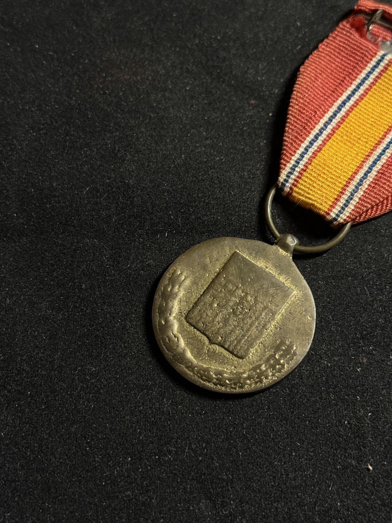 戎马世界章牌大赏第108期 美国国防服役勋章 少见南越制造版本，授予越南战争时期在美军中服役的南越人