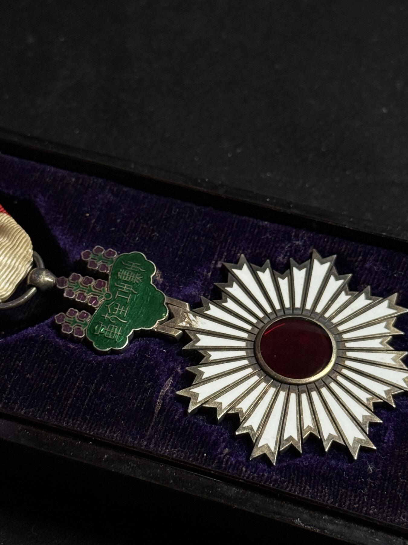 戎马世界章牌大赏第108期 勋四等旭日章，珐琅有损，盒子有损，尚美堂制