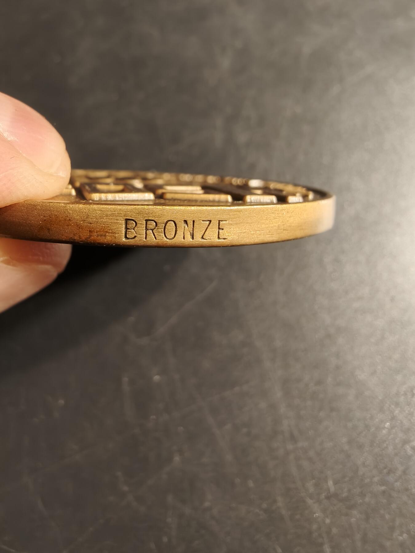 老王徽章第165期  法国酒店业工会地区联合会大铜章    直径61mm.   重量86.3g