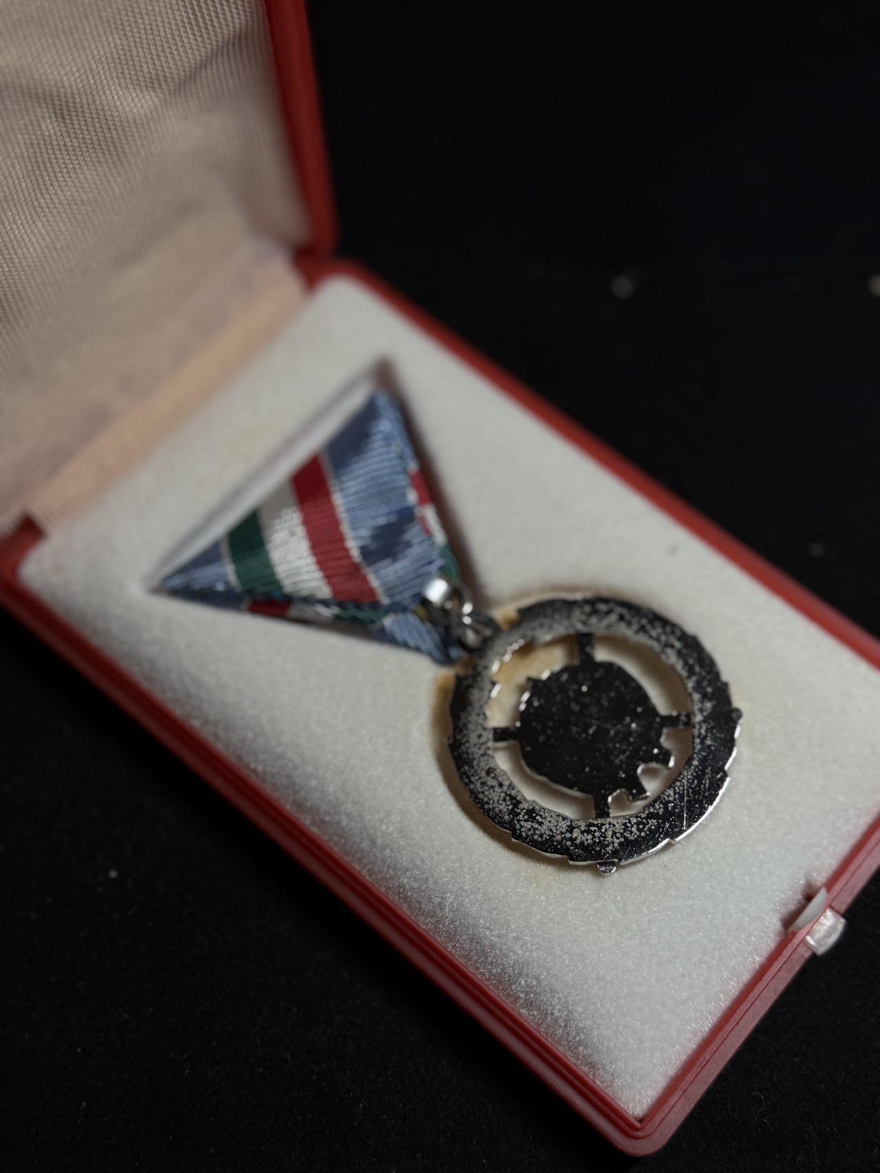 戎马世界章牌大赏第108期 匈牙利银级巩固战斗友谊奖章