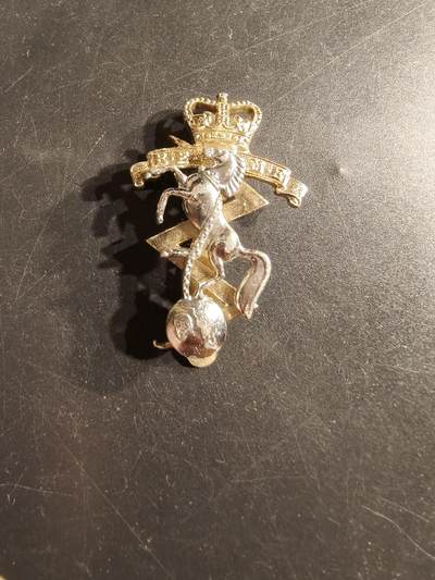 老王徽章第165期 - 英国皇家机电工程师帽徽     女王时期 