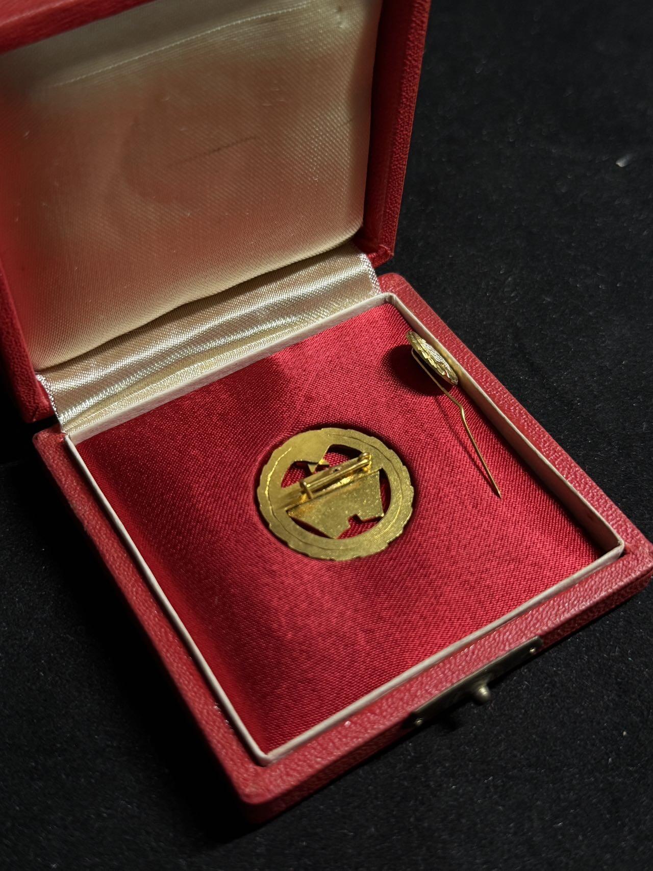 戎马世界章牌大赏第108期 匈牙利优秀金融师奖章