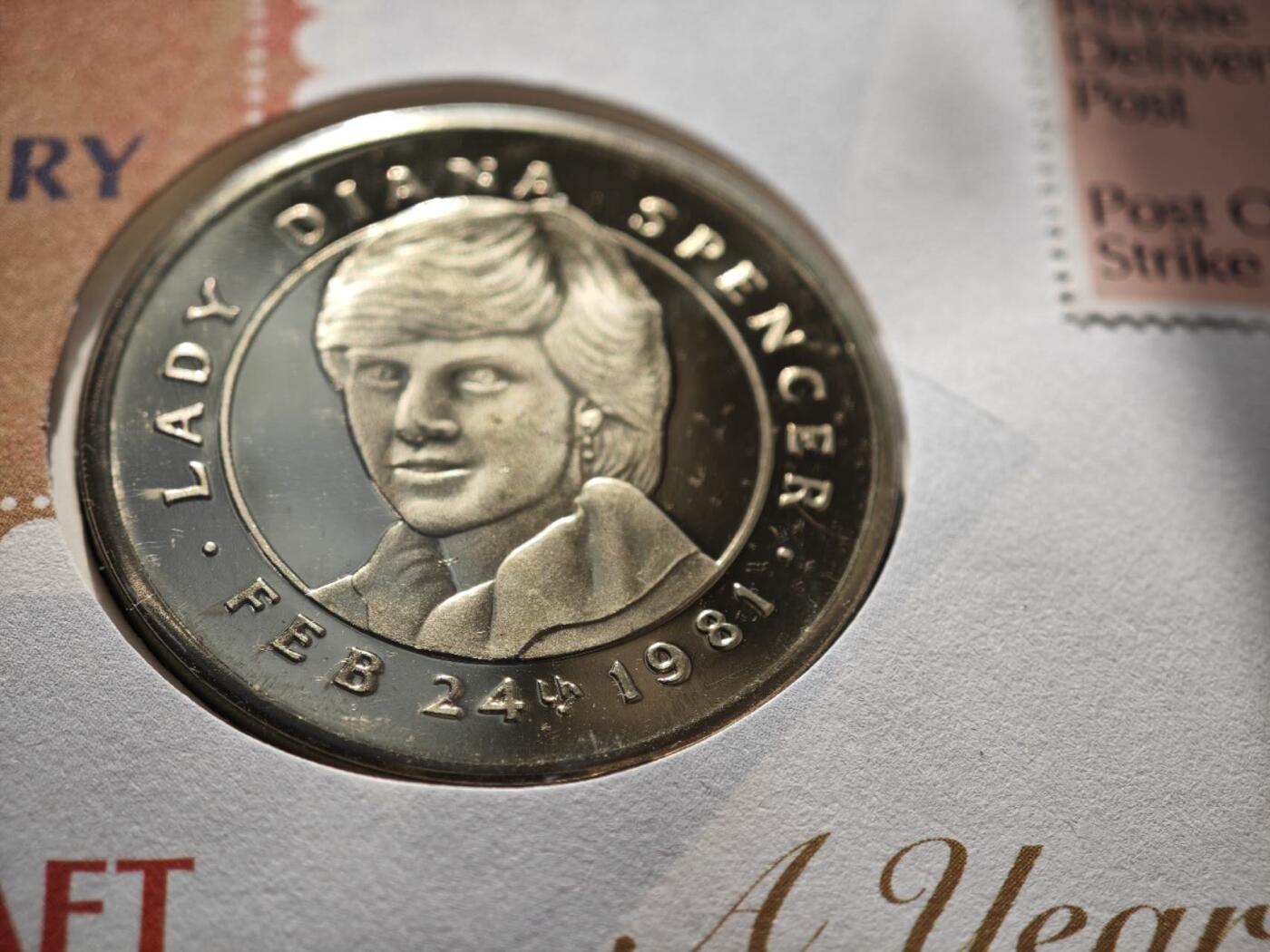 【淘币小摊】限时拍第八百零七拍  克朗币邮币封场  满百包邮可预留两周  周一统一发货   戴安娜王妃1981年大婚纪念章邮币封