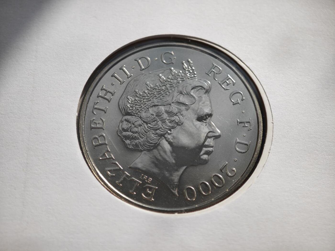 【淘币小摊】限时拍第八百零七拍  克朗币邮币封场  满百包邮可预留两周  周一统一发货    英国2000年女王母亲5镑纪念币邮币封