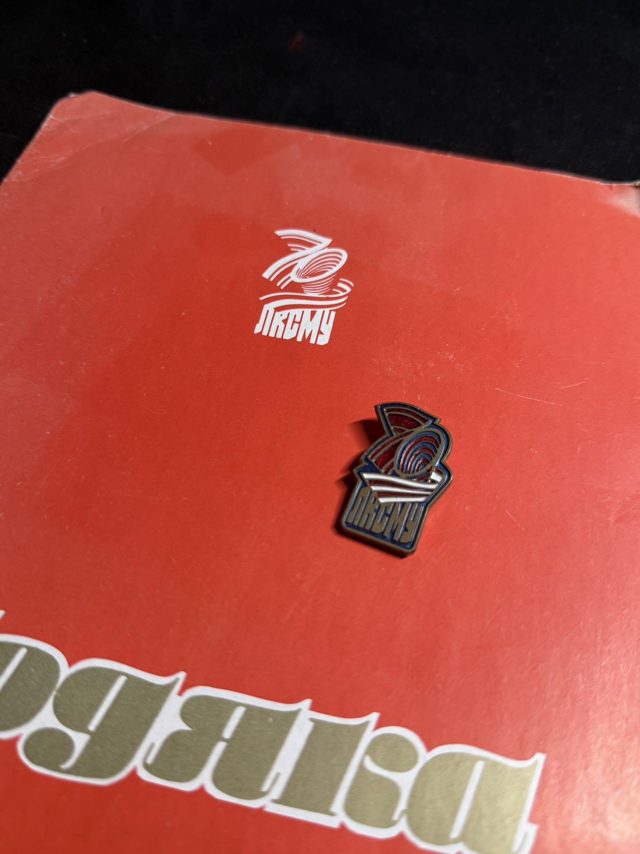 戎马世界章牌大赏第108期 苏联乌克兰共青团成立70周年证章带证书，证书巨大，证章铜制