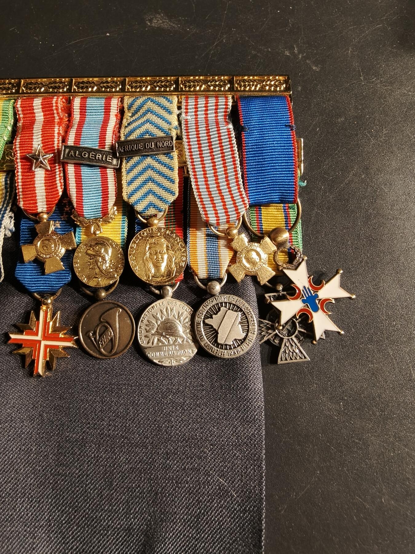 老王徽章第165期 法国二战后海外军事行动迷你联排12R.      包含北非安全行动、北非战役奖章、战伤奖章、军事奖章、欧盟老兵十字等
