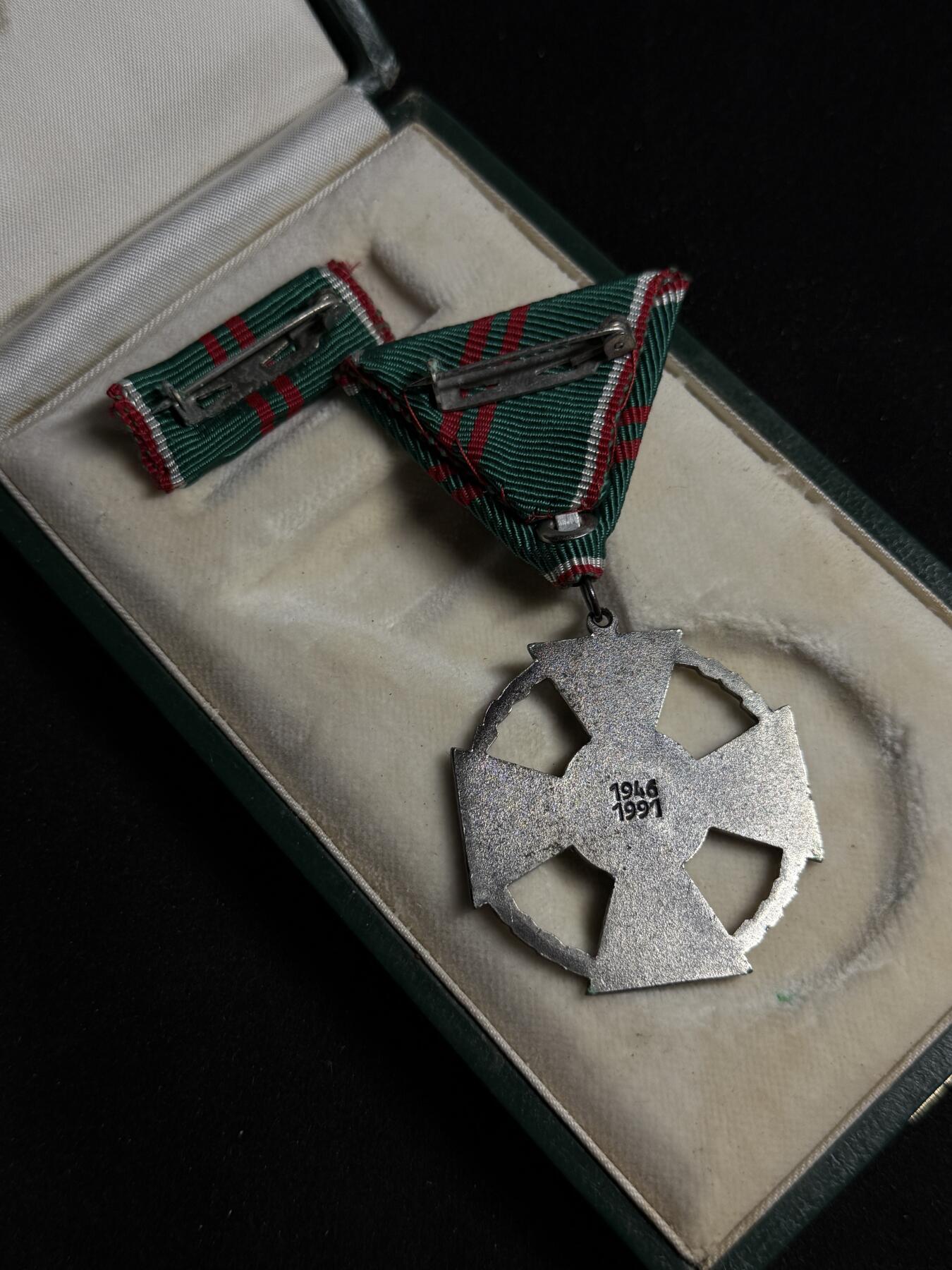 戎马世界章牌大赏第108期 匈牙利银级功绩十字勋章，是匈牙利第五高的国家勋章，盒子表面有损