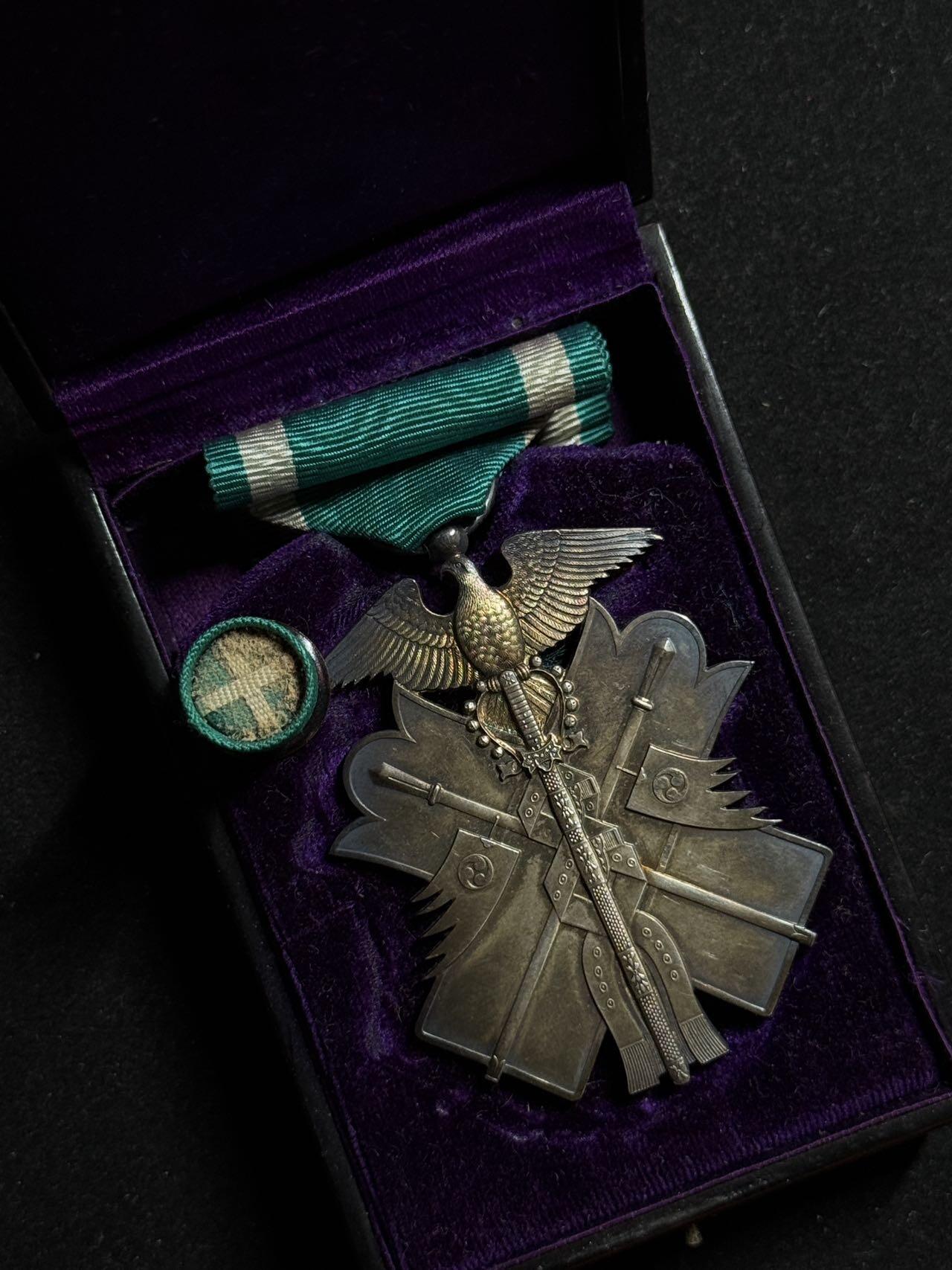 戎马世界章牌大赏第108期 功七级金鸱章，盒略齐全