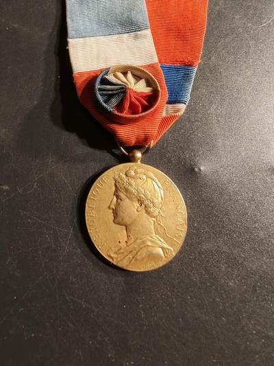 老王徽章第165期 -  法国金级劳工奖章    社会安全部1950年实发    950银镀金    13.5g