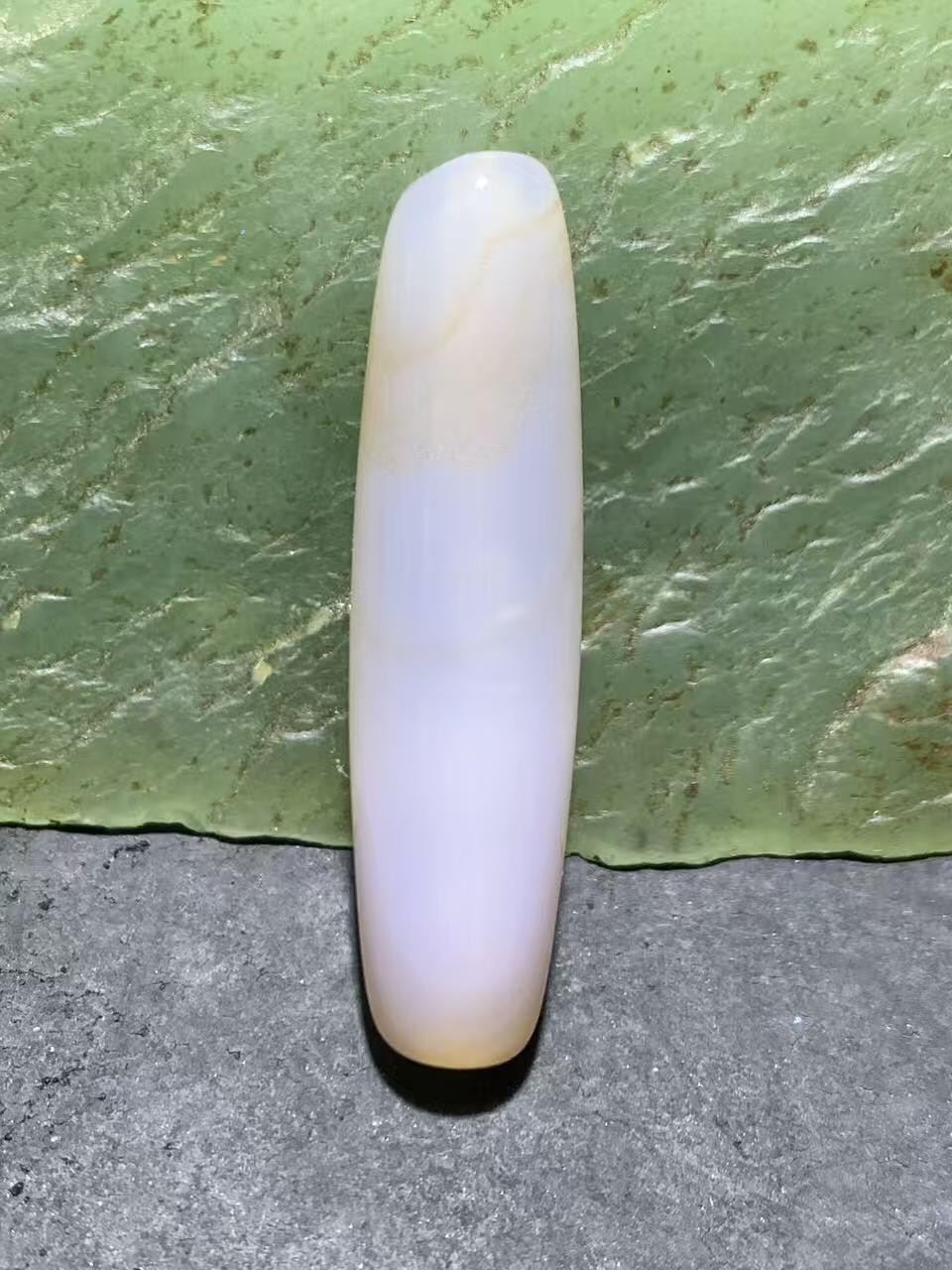 高玉化通货缠丝玛瑙桶珠一颗，，。