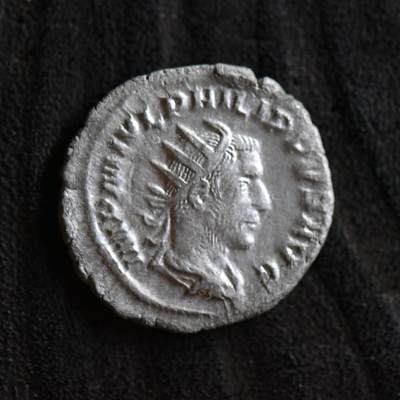【良泉】第42期【自动场】12月4日晚19.30点开拍！99枚域外古代钱币专场  - 公元244-247年【古罗马】菲利普一世，背罗马女神，铭文ROMAE AETERNAE（罗马永恒）安敦尼银币，1.35克
