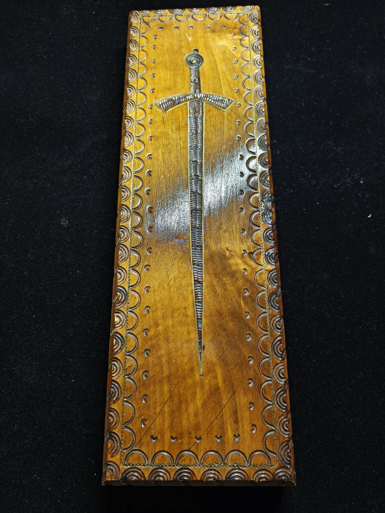 铭记历史 勿忘国耻 抗战胜利80周年精品专场 第二场 波兰千年纪念剑，13世纪波兰国王加冕剑Szczercie，带原装盒子。（剑柄为金22k，波兰官方证书上有描述，个人觉得应该是渡金）