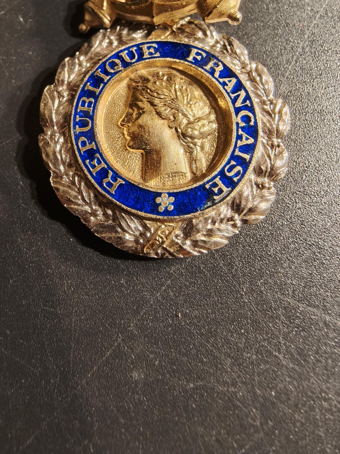 老王徽章第165期  法国军事奖章    五共早期贵金属版本    950银镀金珐琅     19.5