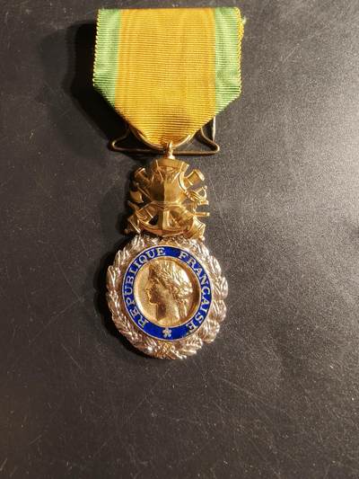 老王徽章第165期 -  法国军事奖章    五共早期贵金属版本    950银镀金珐琅     19.5