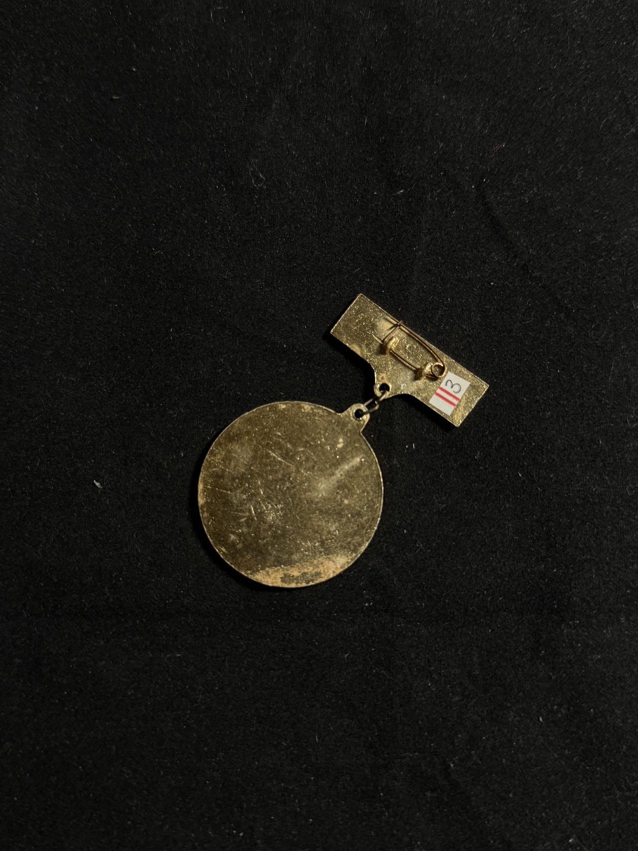 戎马世界章牌大赏第108期 柬埔寨民族解放奖章 消灭波尔布特政权奖章  铝制，1979年设立，授予参加1978年12月25日至1979年1月7日越南领导在柬埔寨作战的越南军人