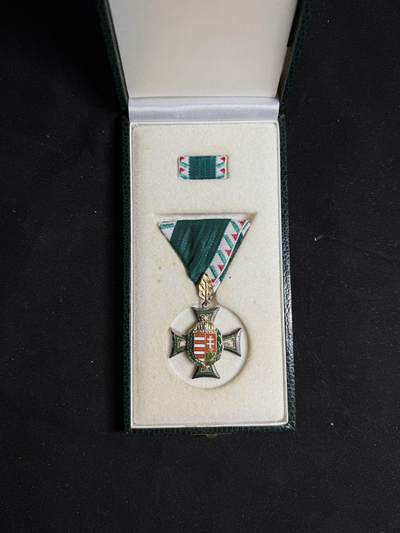 戎马世界章牌大赏第108期 - 匈牙利一级国防功绩勋章