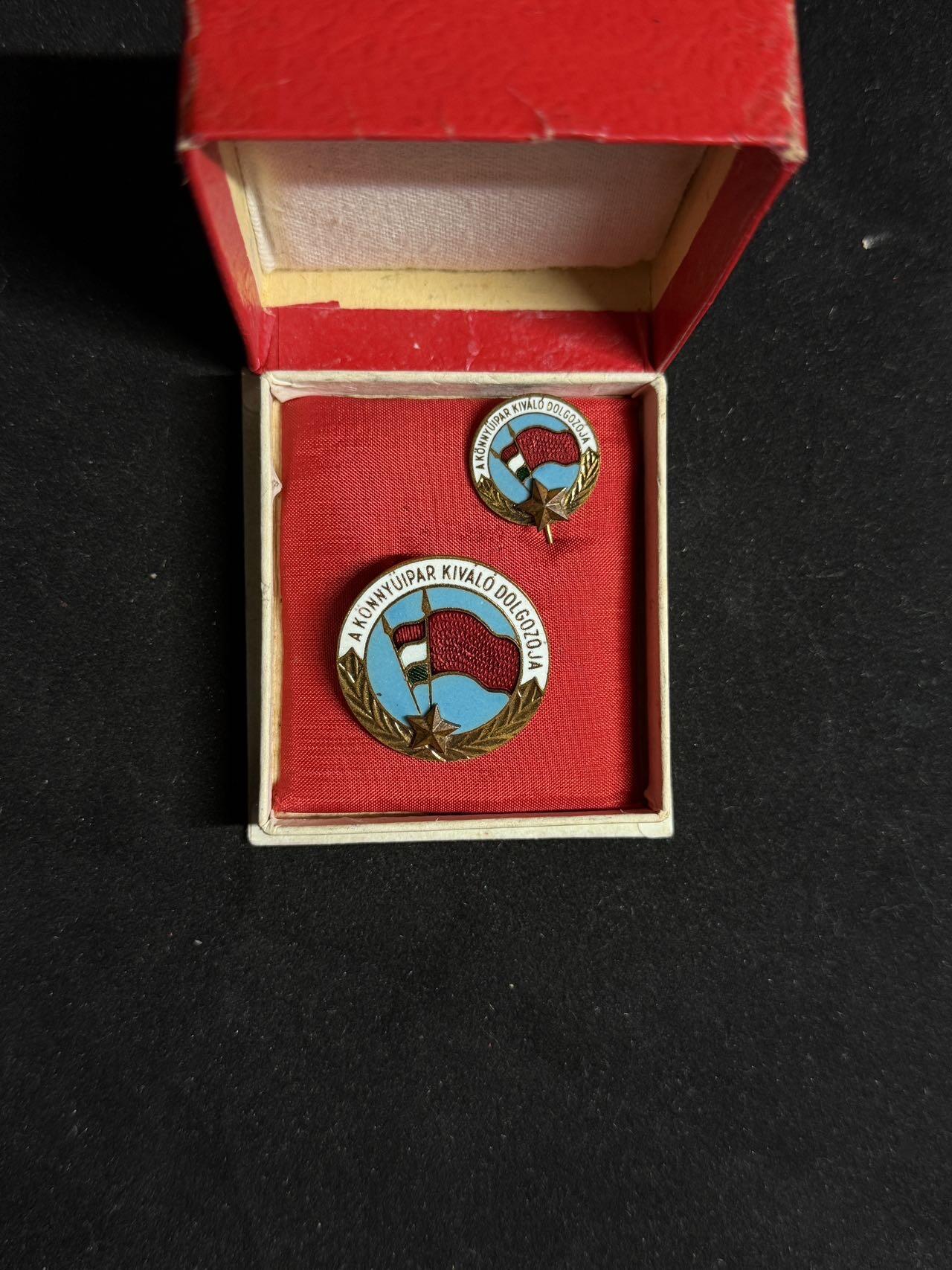 戎马世界章牌大赏第108期 匈牙利优秀轻工业劳动者奖章