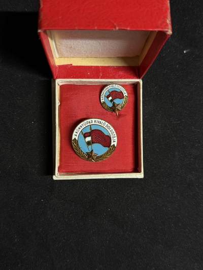 戎马世界章牌大赏第108期 - 匈牙利优秀轻工业劳动者奖章