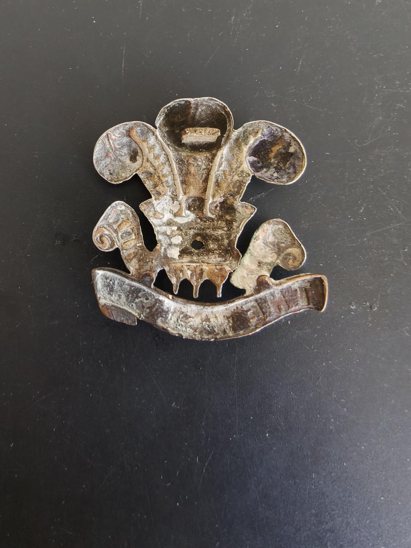 老王徽章第165期 英国威尔士步兵团帽徽    一战时期    背杆损坏