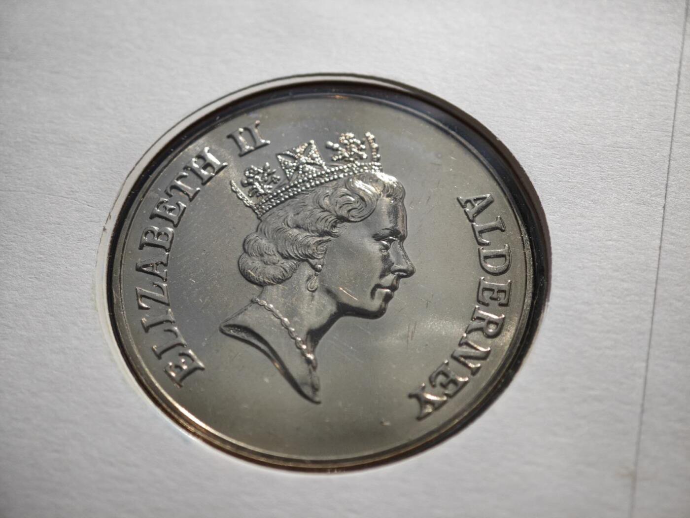 【淘币小摊】限时拍第八百零七拍  克朗币邮币封场  满百包邮可预留两周  周一统一发货   奥尔德尼1995年二战胜利50周年2镑纪念币邮币封