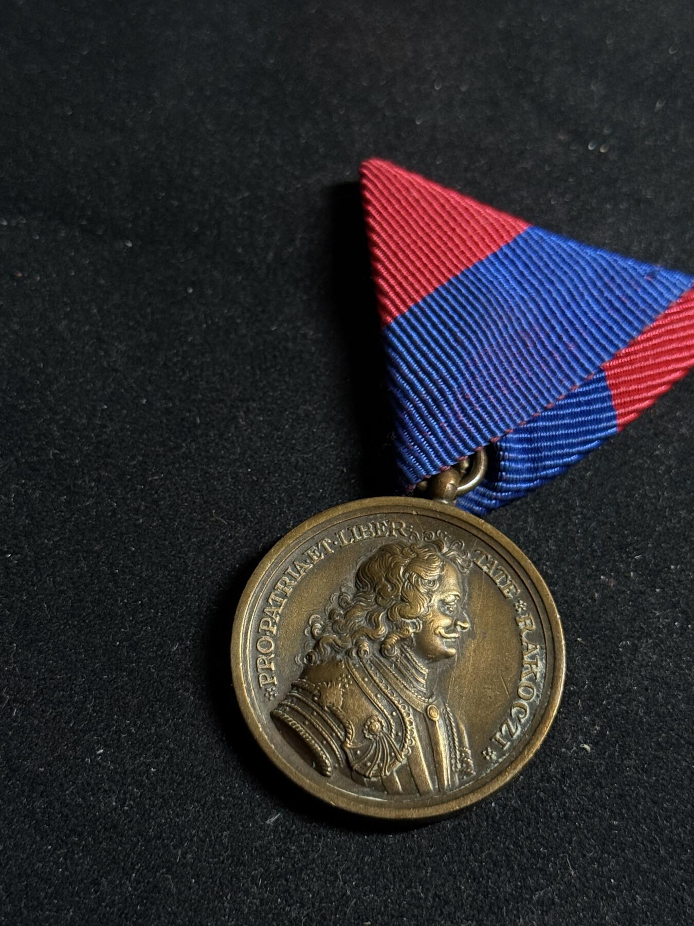 戎马世界章牌大赏第108期 匈牙利1938年收复上匈牙利奖章，上挂后配