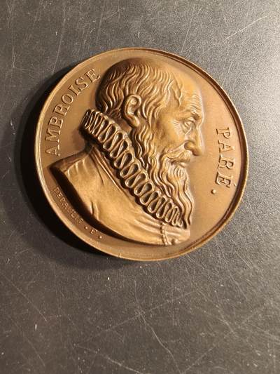 老王徽章第165期 -   法国国家预备役医生联盟大铜章     直径50mm.   重量81.4g.    正面人物为现代外科学之父昂布瓦斯•帕雷医生     高浮雕