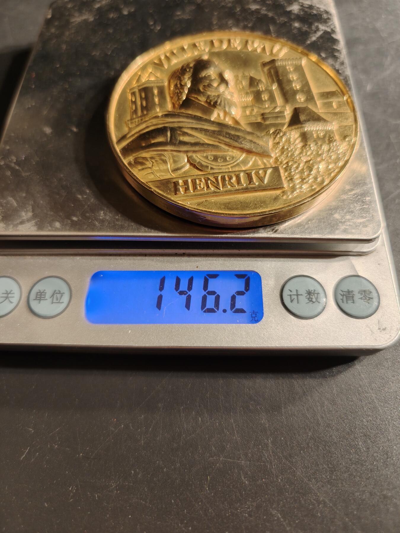 老王徽章第165期 法国波城亨利四世镀金大铜章      原盒有损    高浮雕    表面电镀处理     直径64mm.   重量146.2g