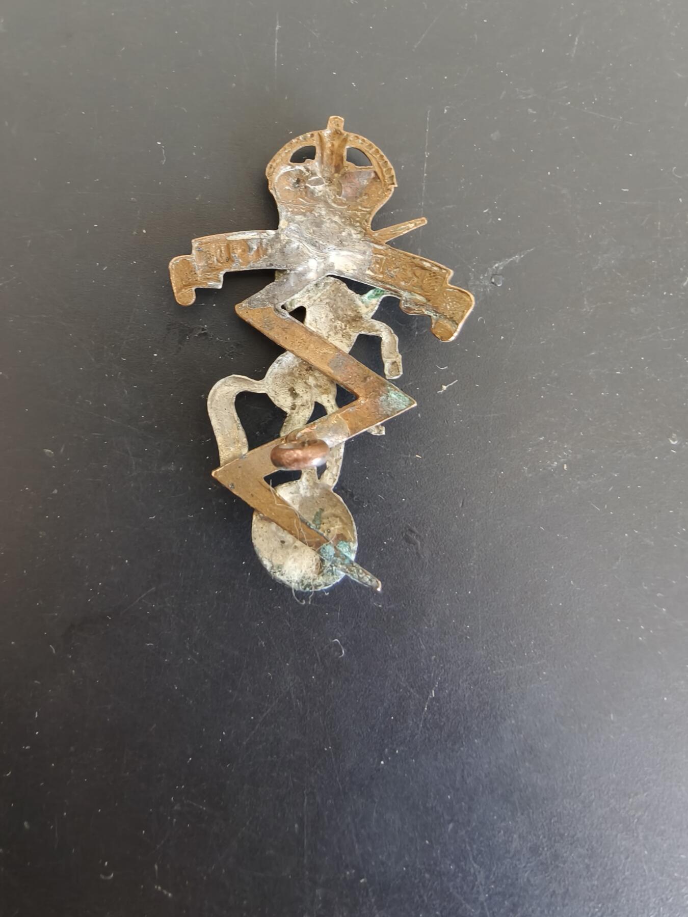 老王徽章第165期 英国机电工程师帽徽    一战时期     背杆损坏