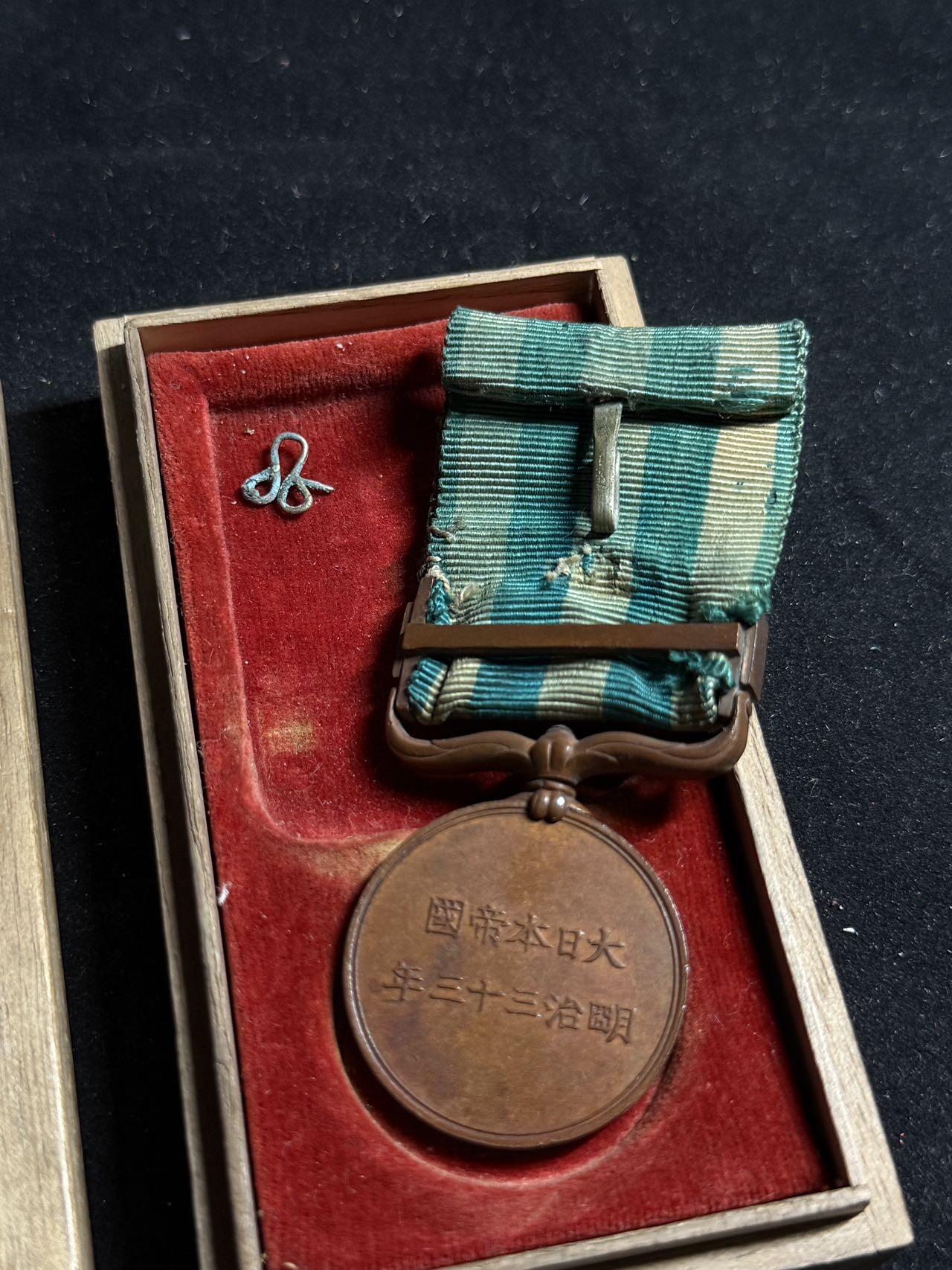 戎马世界章牌大赏第108期 勿忘国耻！明治三十三年从军记章（庚子事变），上挂有老化破损