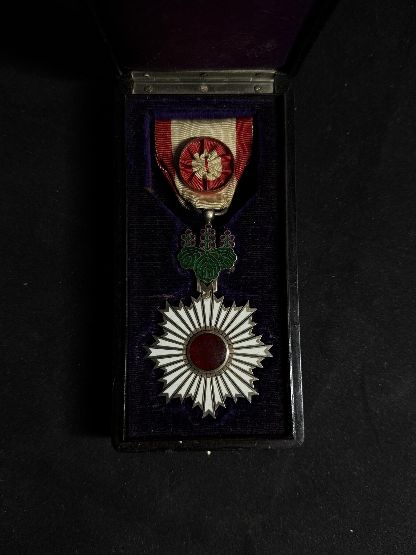 戎马世界章牌大赏第108期 勋四等旭日章，珐琅有损，盒子有损，尚美堂制