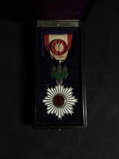 戎马世界章牌大赏第108期 - 勋四等旭日章，珐琅有损，盒子有损，尚美堂制