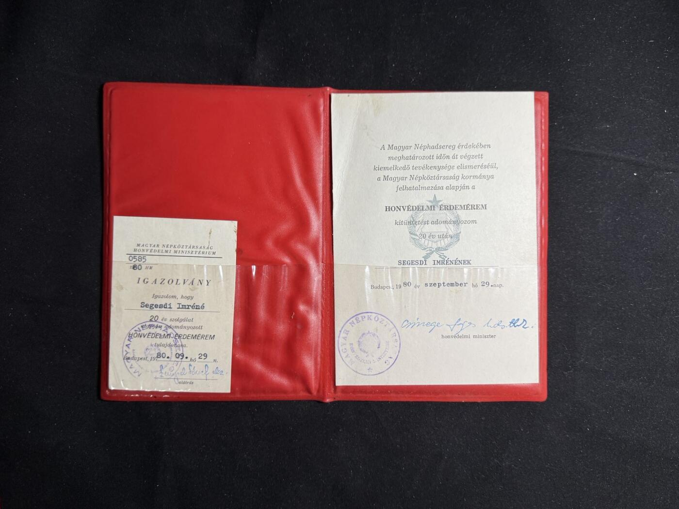 戎马世界章牌大赏第108期 授予塞格什迪·伊姆雷女士的国防功勋奖章证书