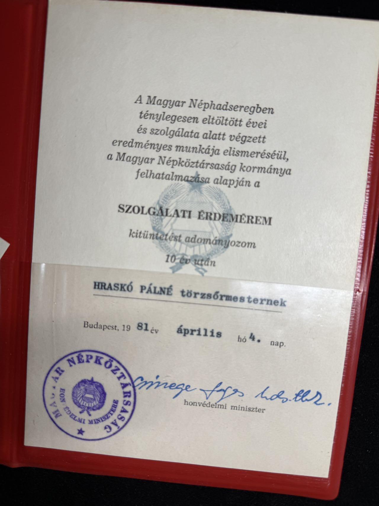 戎马世界章牌大赏第108期 匈牙利国防部授予赫拉什科女上士的服役10周年奖章证书